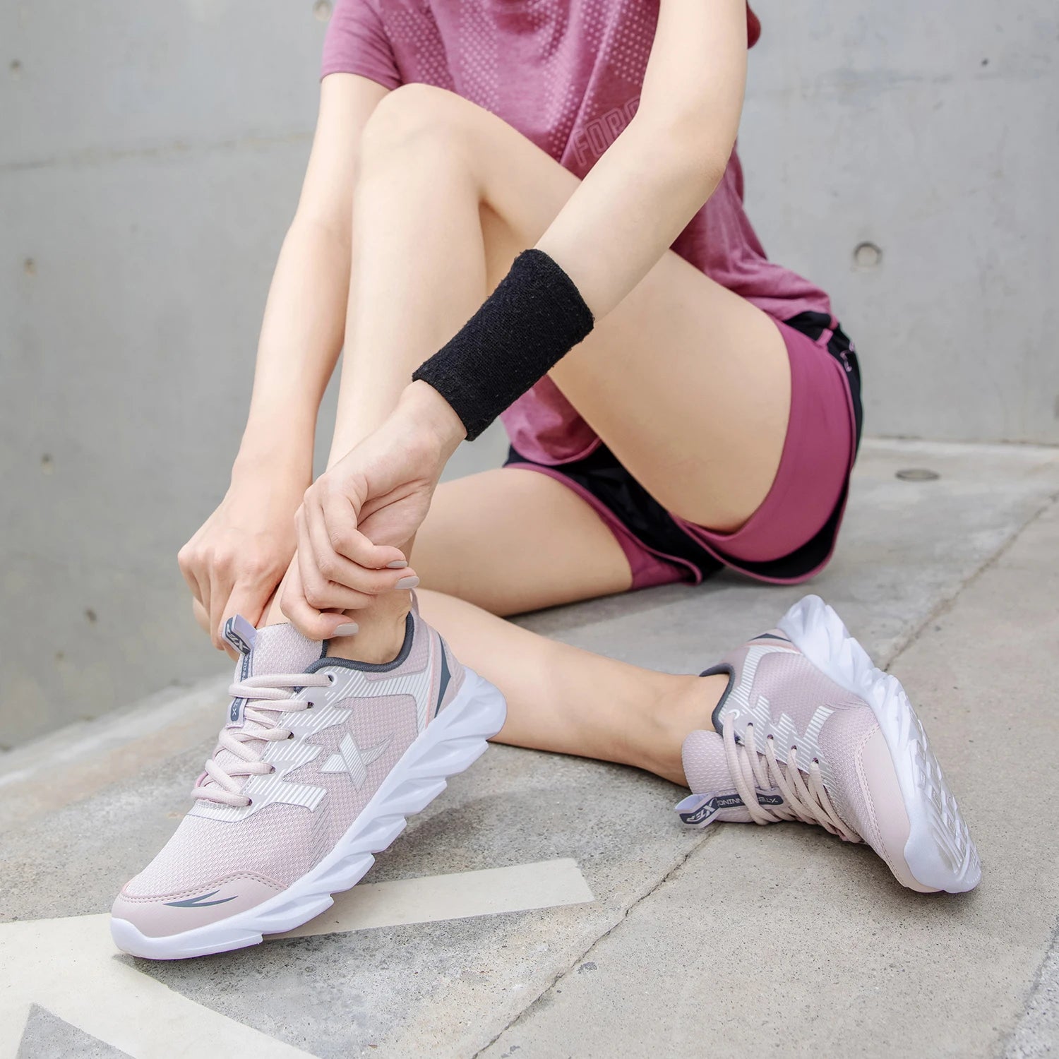 Xtep Women's Shoes Running Shoes Wear-resistant Casual Sports Shoes For Women Winter Tennis Female Sneakers White 879318110073 Secondary image