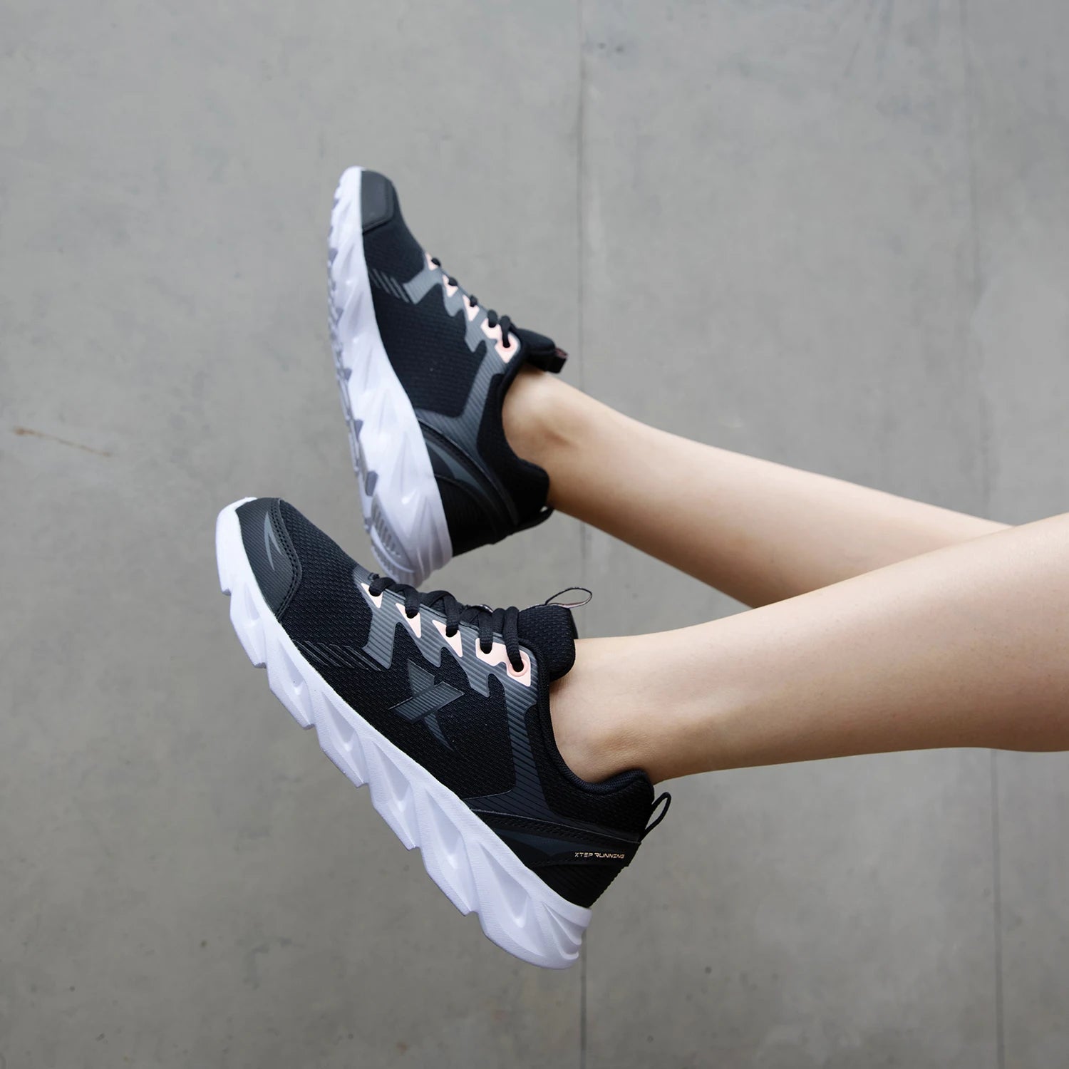 Xtep Women's Shoes Running Shoes Wear-resistant Casual Sports Shoes For Women Winter Tennis Female Sneakers White 879318110073